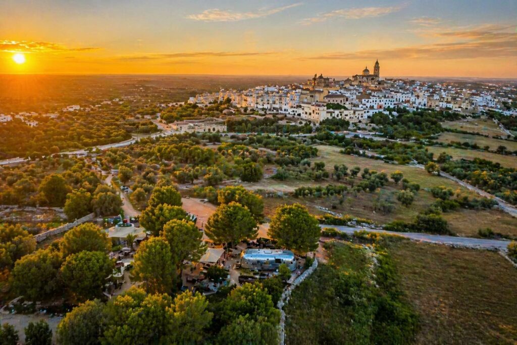 Vista aerea di Martina Franca nella Valle d’Itria al tramonto con ulivi e paesaggio pugliese