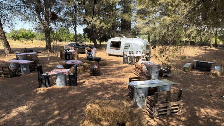 Kitchentruck Burger's Garden in Puglia con food truck Airstream e tavoli all'aperto sotto i pini